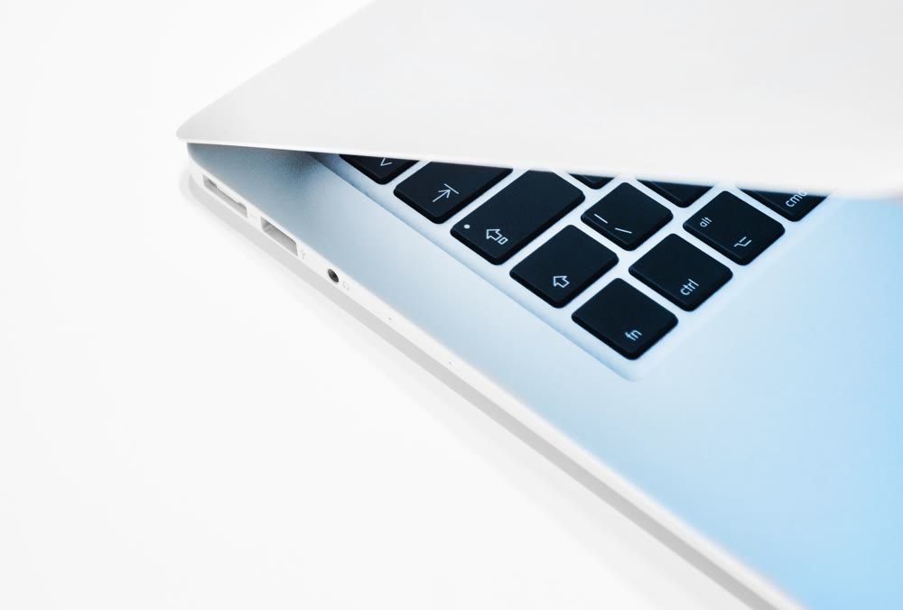 ノートパソコンのキーボード部分を斜めから寄って写した様子